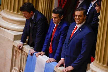 Santiago Caputo busca con la mirada a Manes; lo acompañan el secretario de Justicia, Sebastián Amerio, y el youtuber Gordo Dan