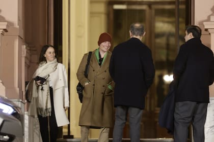 Santiago Caputo, Catalán y Lule Menem salen de casa rosada