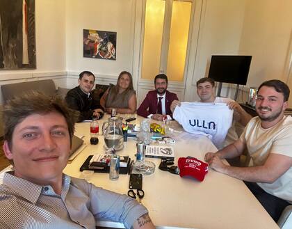 Santiago Caputo con un grupo de militantes muy ligados a él, entre los que están Nahuel Sotelo y Agustín Romo