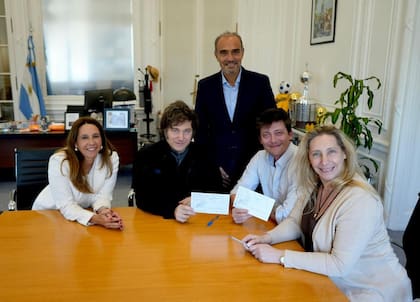Santiago Caputo cuando se afilió al partido en la Ciudad, en una reunión junto a Javier y Karina Milei, Lule Menem y Pilar Ramírez
