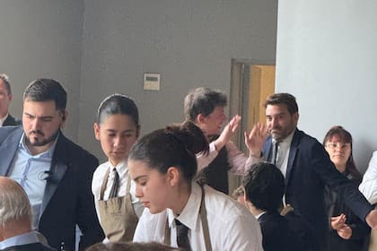 Santiago Caputo, el jueves, en La Rural antes de una exposición del ministro de Economía, Luis Caputo (su tío); habla con Javier Negre, dueño de La Derecha Diario