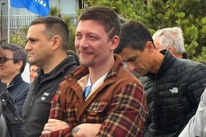 Santiago Caputo reapareció con nuevo look en Pinamar y le respondió a Guillermo Francos