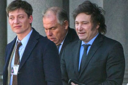 Santiago Caputo, en la foto junto a Javier Milei, es el encargado de avanzar en la reducción de las empresas públicas
