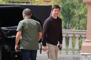 Adorni denunció un complot interno y Santiago Caputo teme que le quiten la SIDE y ARCA