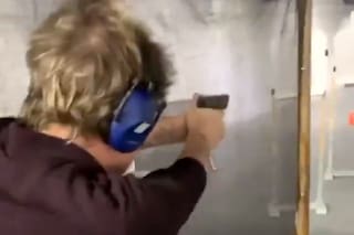 Se viralizaron dos videos de Santiago Caputo practicando tiro para defensa personal