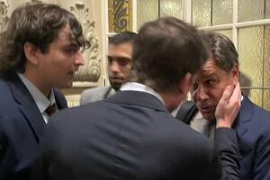 Santiago Caputo increpa a Facundo Manes en un pasillo del Congreso