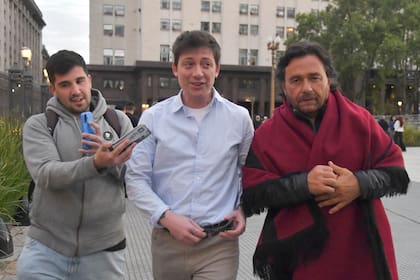 Santiago Caputo, junto a Gustavo Sáenz en la Plaza de Mayo