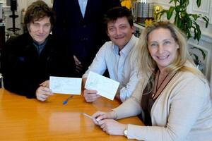 Santiago Caputo junto a Javier y Karina Milei