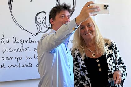 Santiago Caputo junto a Marcela Podestá Costa