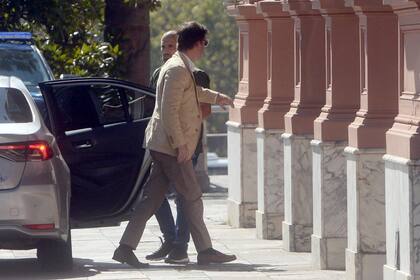 Santiago Caputo llegaba a la Casa Rosada el día de la entrevista de Milei con Jony Viale