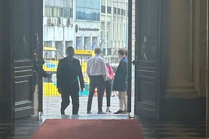Santiago Caputo, Lule Menem y Patricia Bullrich charlando en la explanada de la Rosada