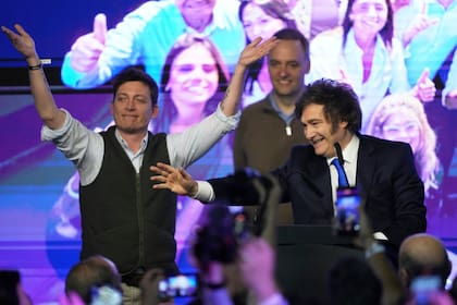 Santiago Caputo y Javier Milei el día del triunfo en las elecciones de octubre