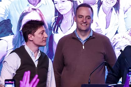 Santiago Caputo y Manuel Adorni, en el búnker de LLA