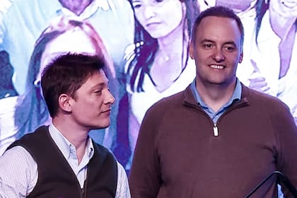 Santiago Caputo y Manuel Adorni, tras conocer el resultado de las elecciones legislativas 2025