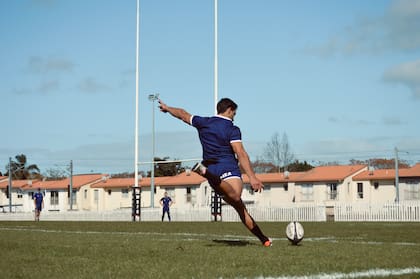 Santiago Carreras ensaya una patada a los palos; la puntería del apertura en sus envíos a la hache puede resultar crucial en un enfrentamiento en el que los locales intentarán avasallar a los argentinos.