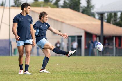 Santiago Carreras y Nicolás Sánchez en uno de los entrenamientos de los Pumas antes del duelo ante Gales