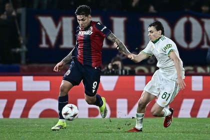 Santiago Castro, jugador argentino de Bologna, que se medirá con Roma en el desquite de su serie de octavos de final de Europa League.