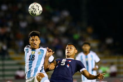 Santiago Castro lucha por la pelota con el paraguayo Gilberto Flores 