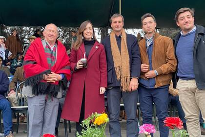 Santiago Cedolini, cuarto desde la izquierda, con Carlos Castagnani, presidente de CRA, y la vicepresidenta Victoria Villarruel, entre otros jóvenes de la entidad