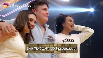 Santiago celebrando los 12 millones de pesos junto a sus amigos