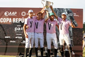 Padre, hijo y campeones por segunda vez del torneo de polo más importante del otoño