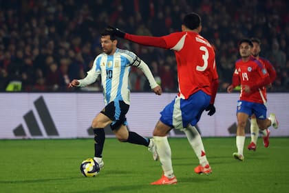 Lionel Messi arrancó ante Chile en el banco de suplentes, pero será titular este martes ante Colombia