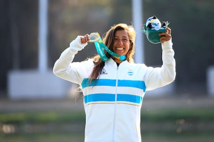 SANTIAGO, CHILE – OCT 23: Eugenia de Armas de Argentina (oro), durante la ceremonia en los Juegos Panamericanos Santiago 2023 en la laguna Los Morros, San Bernardo Santiago, Chile. / From left: Mary Morgan from USA (silver), Eugenia de Armas from Argentina (gold) and Ignacia Holscher from Chile (bronze), during the ceremony, the Santiago 2023 Pan American Games in Los Morros lagoon, San Bernardo Santiago, Chile.(Foto de Javier Valdes Larrondo/Santiago 2023 vía Photosports)