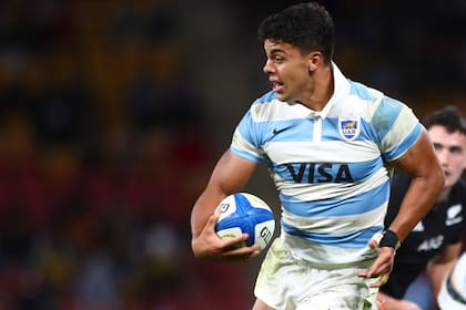 Santiago Chocobares corre en un partido jugado por los Pumas en Brisbane, Australia
