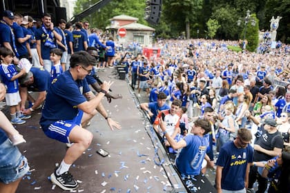 Santiago Colombatto durante los festejos por el ascenso a primera de Real Oviedo