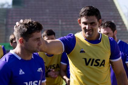 Santiago Cordero, a quien saluda Pablo Matera, anunció que éste será su último partido en el seleccionado argentino; a los 31 años, el back priorizará a su familia.