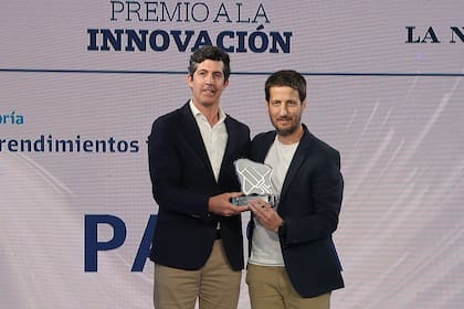 Santiago Cordone de Pausa con el premio en mano