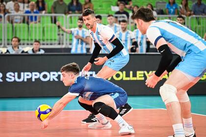 Santiago Danani busca la pelota, mientras sus compañeros lo observan durante el partido que Argentina perdió con Irán por el Mundial de vóleibol.