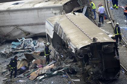 Todos los vagones de la formación descarrilarron; uno voló por los aires y terminó en el pavimento a seis metros de altura