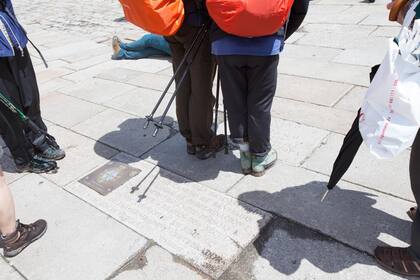 Santiago de Compostela y sus peregrinos en el kilómetro 0 del Camino de Santiago.