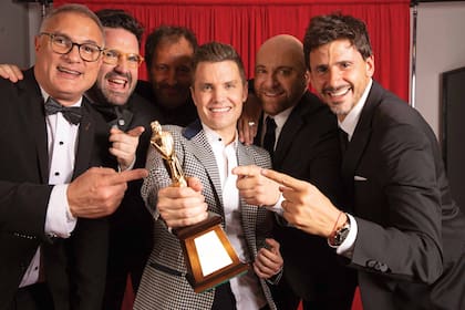 Santiago del Moro celebró el premio mayor con el resto del equipo del reality de cocina. 