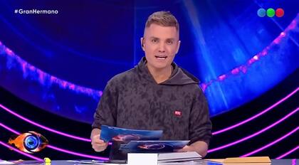 Santiago Del Moro, conductor de Gran Hermano, es quien anuncia qué jugador continúa y quién no en el reality