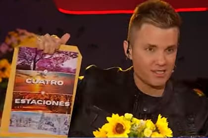 Santiago del Moro mostró lo que había dentro del sobre dorado, que adelantaba la fecha de la final de Gran Hermano