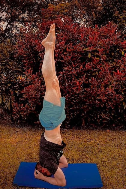 Santiago del Moro subió una foto con la ejecución de la postura de yoga conocida como Sirasasana, que significa "parado de cabeza"