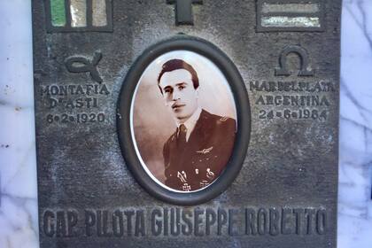 Santiago desistió buscar en el pueblo de su abuela y decidió seguir las huellas de su abuelo, un hombre que no había llegado a conocer, pero que se transformó en su guía.