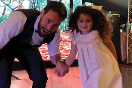 Santiago, el novio, en la pista de baile con Belita Urtubey, su sobrina.