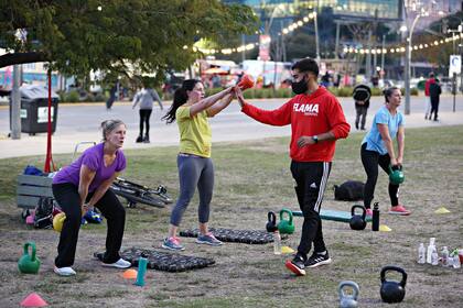 Santiago Fernández conduce un grupo de entrenamiento funcional en el Paseo de la Costa de Vicente Lopez