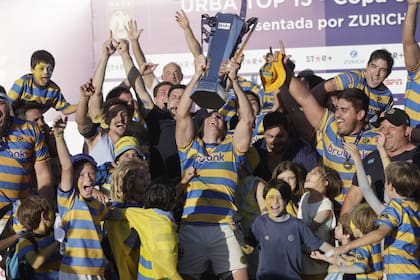 Santiago Fernández levanta la copa: un momento sublime del referente