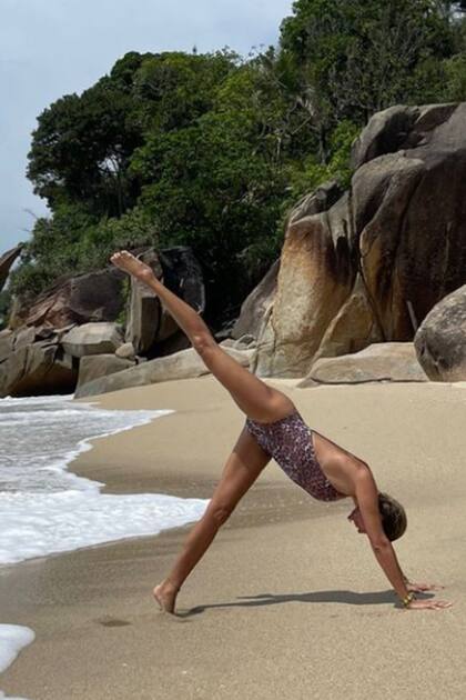 Santiago fotografió a su novia mientras hacia algunas posturas de yoga a orillas del mar.