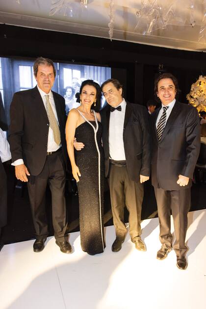 Santiago García Calvo, Sarita Smith Estrada, Carlos Guaia y Santiago Smith Estrada.
