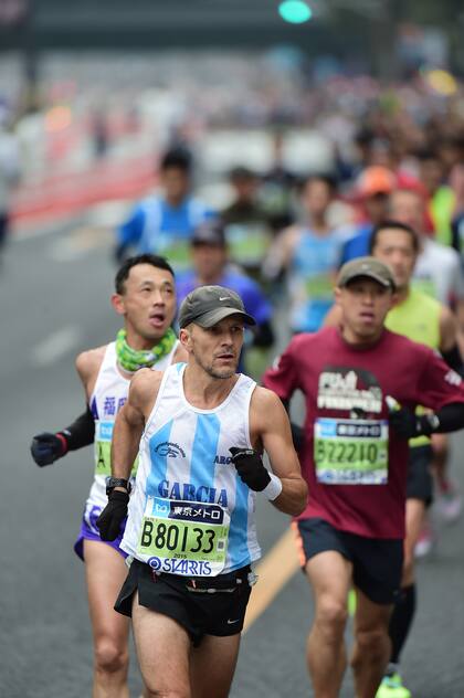 Santiago García, en plena carrera en Tokio donde completó las seis Grandes maratones