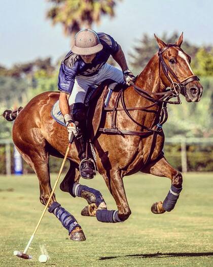 Santiago Gómez Romero, en acción, jugando al polo