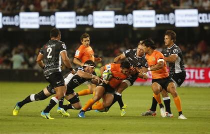 Físico corto, pero poderoso: González Iglesias resiste dos tackles de Sharks en su época de Jaguares (2016-2019); detrás, otro habitué de las convocatorias a los equipos nacionales, Nicolás Sánchez.