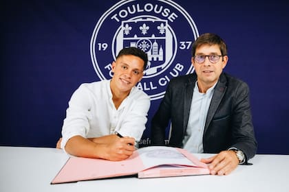 Santiago Hidalgo firmó su contrato con Toulouse FC por cuatro temporadas