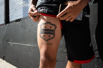 Santiago, hincha desde que nació, muestra el tatuaje que inmortaliza una fecha histórica: el día que Riestra selló su pasaje a primera división