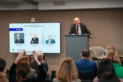 Santiago Íñiguez, presidente de IE University, disertó en el día 1 del foro "Reinventing Higher Education"